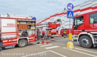 Viterbo - Vigili del fuoco al centro commerciale di via Garbini
