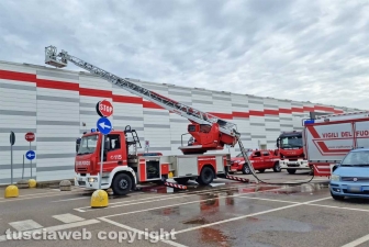 Viterbo - Vigili del fuoco al centro commerciale di via Garbini