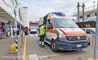 Viterbo - Ambulanza al centro commerciale di via Garbini