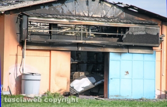 Vetralla - In fiamme capannone, morte 10mila galline