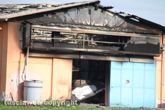 Vetralla - In fiamme capannone, morte 10mila galline