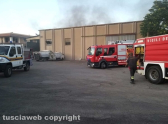Montefiascone - In fiamme capannone per la rimessa dei mezzi di Viterbo ambiente