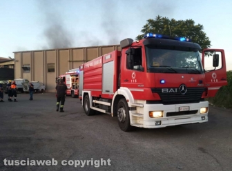 Montefiascone - In fiamme capannone per la rimessa dei mezzi di Viterbo ambiente
