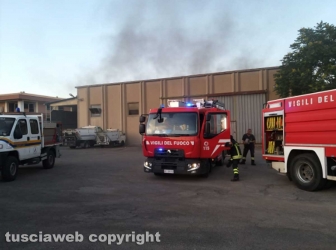 Montefiascone - In fiamme capannone per la rimessa dei mezzi di Viterbo ambiente