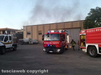 Montefiascone - In fiamme capannone per la rimessa dei mezzi di Viterbo ambiente