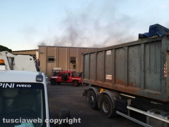 Montefiascone - In fiamme capannone per la rimessa dei mezzi di Viterbo ambiente