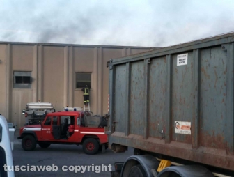 Montefiascone - In fiamme capannone per la rimessa dei mezzi di Viterbo ambiente