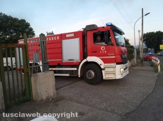 Montefiascone - In fiamme capannone per la rimessa dei mezzi di Viterbo ambiente