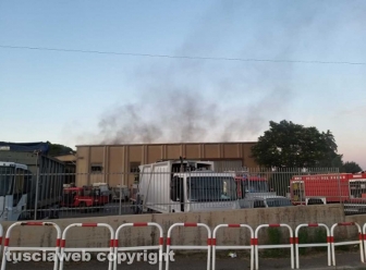 Montefiascone - In fiamme capannone per la rimessa dei mezzi di Viterbo ambiente
