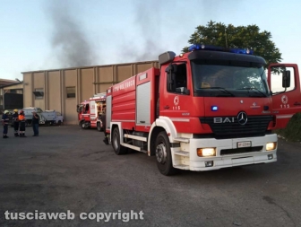 Montefiascone - In fiamme capannone per la rimessa dei mezzi di Viterbo ambiente