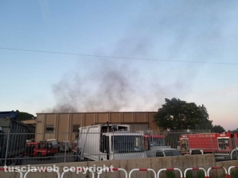 Montefiascone - In fiamme capannone per la rimessa dei mezzi di Viterbo ambiente