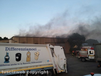 Montefiascone - In fiamme capannone per la rimessa dei mezzi di Viterbo ambiente