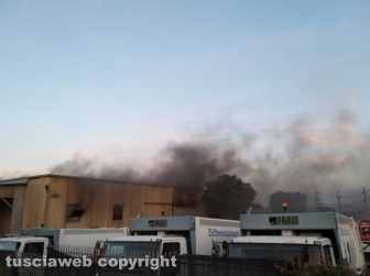 Montefiascone - In fiamme capannone per la rimessa dei mezzi di Viterbo ambiente