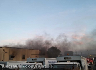 Montefiascone - In fiamme capannone per la rimessa dei mezzi di Viterbo ambiente