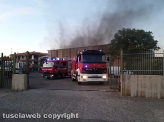 Montefiascone - In fiamme capannone per la rimessa dei mezzi di Viterbo ambiente