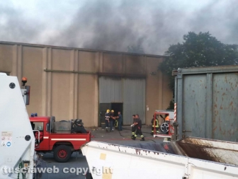 Montefiascone - In fiamme capannone per la rimessa dei mezzi di Viterbo ambiente