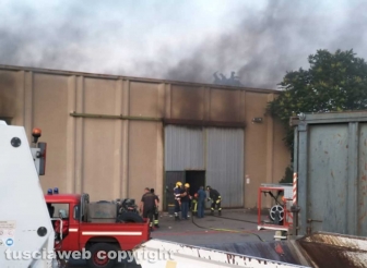 Montefiascone - In fiamme capannone per la rimessa dei mezzi di Viterbo ambiente