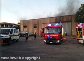 Montefiascone - In fiamme capannone per la rimessa dei mezzi di Viterbo ambiente