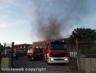 Montefiascone - In fiamme capannone per la rimessa dei mezzi di Viterbo ambiente
