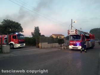 Montefiascone - In fiamme capannone per la rimessa dei mezzi di Viterbo ambiente