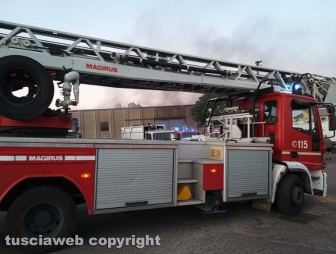 Montefiascone - In fiamme capannone per la rimessa dei mezzi di Viterbo ambiente