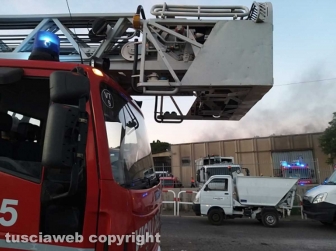 Montefiascone - In fiamme capannone per la rimessa dei mezzi di Viterbo ambiente