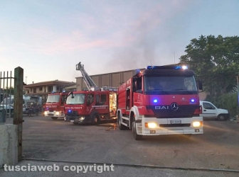 Montefiascone - In fiamme capannone per la rimessa dei mezzi di Viterbo ambiente
