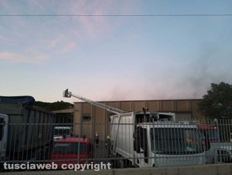 Montefiascone - In fiamme capannone per la rimessa dei mezzi di Viterbo ambiente
