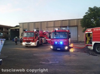 Montefiascone - In fiamme capannone per la rimessa dei mezzi di Viterbo ambiente