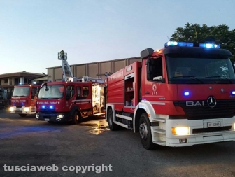 Montefiascone - In fiamme capannone per la rimessa dei mezzi di Viterbo ambiente