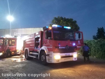 Montefiascone - In fiamme capannone per la rimessa dei mezzi di Viterbo ambiente