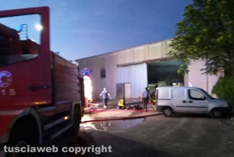 Montefiascone - In fiamme capannone per la rimessa dei mezzi di Viterbo ambiente