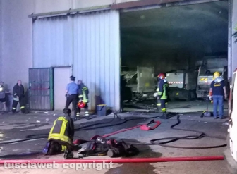 Montefiascone - In fiamme capannone per la rimessa dei mezzi di Viterbo ambiente
