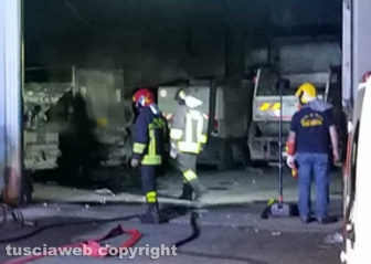 Montefiascone - In fiamme capannone per la rimessa dei mezzi di Viterbo ambiente