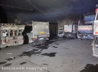 Montefiascone - In fiamme capannone per la rimessa dei mezzi di Viterbo ambiente