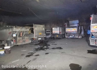 Montefiascone - In fiamme capannone per la rimessa dei mezzi di Viterbo ambiente