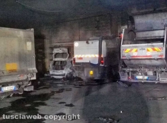Montefiascone - In fiamme capannone per la rimessa dei mezzi di Viterbo ambiente