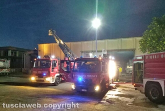 Montefiascone - In fiamme capannone per la rimessa dei mezzi di Viterbo ambiente