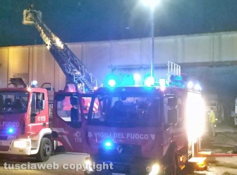 Montefiascone - In fiamme capannone per la rimessa dei mezzi di Viterbo ambiente