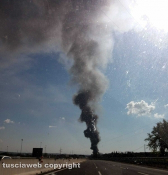 Roma - In fiamme il capannone Nissan a Capena
