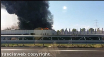 Roma - In fiamme il capannone Nissan a Capena