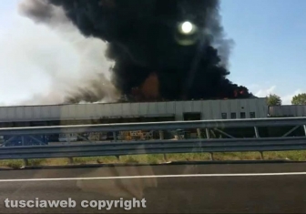 Roma - In fiamme il capannone Nissan a Capena