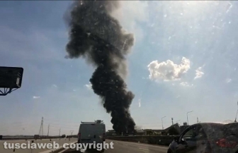 Roma - In fiamme il capannone Nissan a Capena