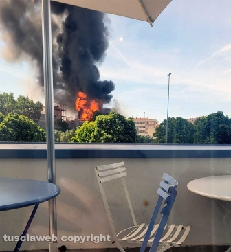L'incendio alla facoltà di agraria appena divampato, visto dal bar del palazzo di giustizia