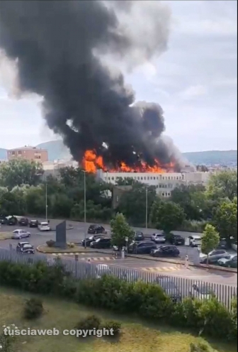 Fiamme ad agraria - Il parcheggio del tribunale ancora pienom di auto prima dell'evacuazione