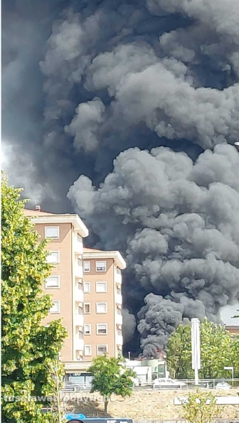 Incendio università Riello - Il cielo oscurato dall'enorme nube di fumo e fiamme