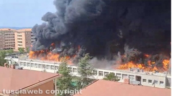 Fiamme ad agraria - L'incendio a due passi dalle civili abitazioni del quartiere