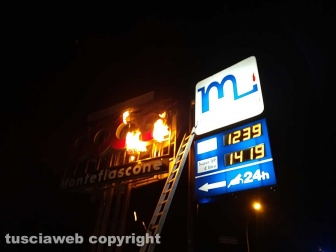 Montefiascone - In fiamme parte dell'insegna della Coop - L'intervento dei vigili del fuoco