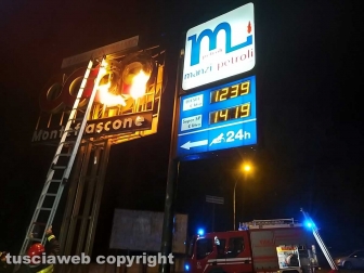 Montefiascone - In fiamme parte dell'insegna della Coop - L'intervento dei vigili del fuoco