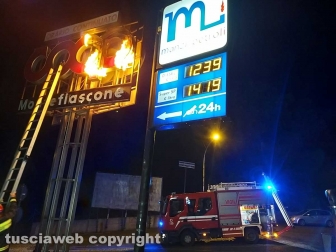 Montefiascone - In fiamme parte dell'insegna della Coop - L'intervento dei vigili del fuoco